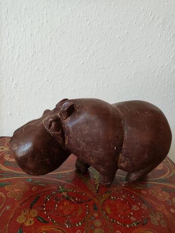 Mooi oud, zwaar houten beeld van een nijlpaard  beschikbaar voor biedingen
