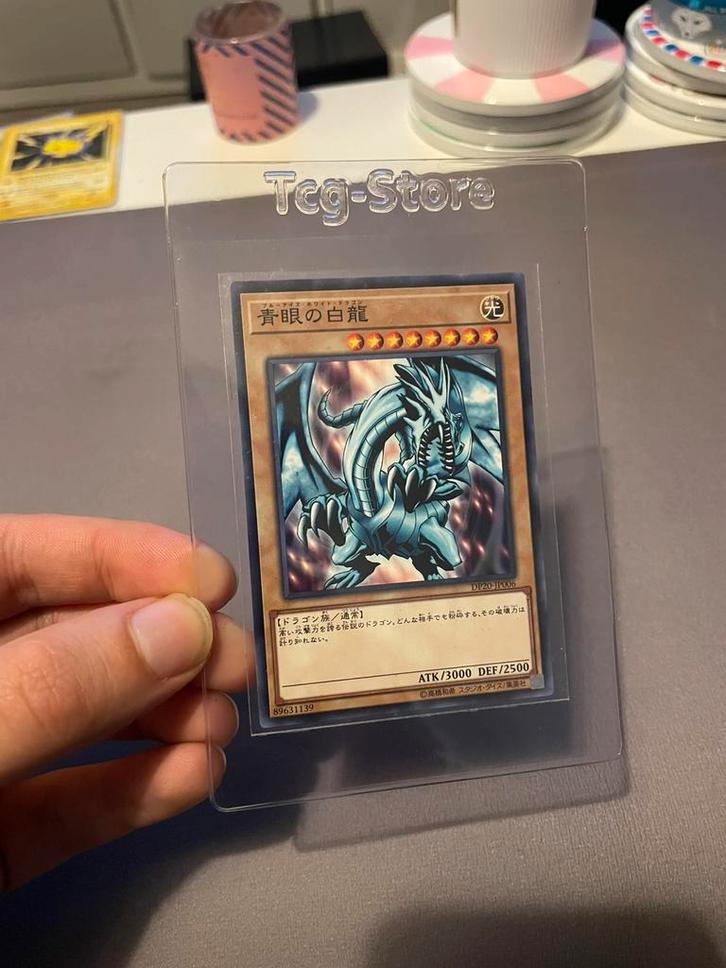 Blue Eyes White Dragon DP20-JP006 Yu-Gi-Oh, Hobby en Vrije tijd, Verzamelkaartspellen | Yu-gi-Oh!, Zo goed als nieuw, Ophalen of Verzenden