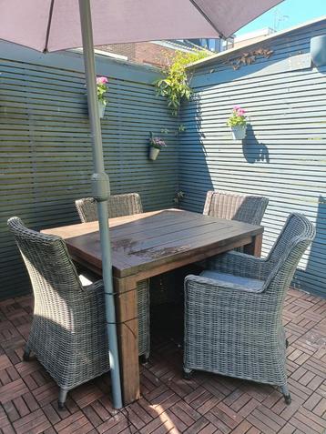 Tuinset met vierkante teak houten tafel en 4 ruime stoelen beschikbaar voor biedingen