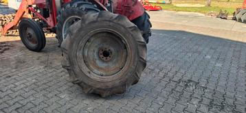 MF Tractorbanden 12.4x28 op stalenvelg. beschikbaar voor biedingen