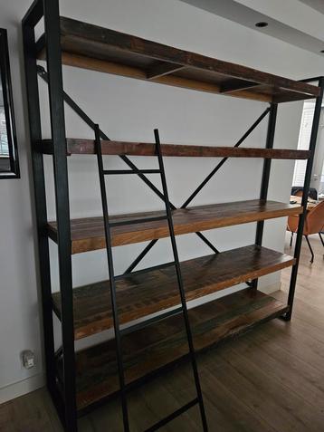 Industriële Open Wandkast met Ladder beschikbaar voor biedingen