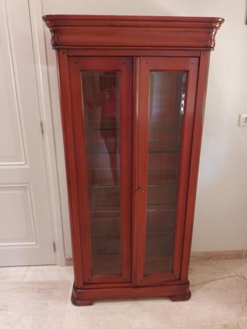 vitrinekast beschikbaar voor biedingen