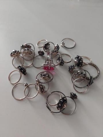 Zilverkleurige ringen bundel beschikbaar voor biedingen