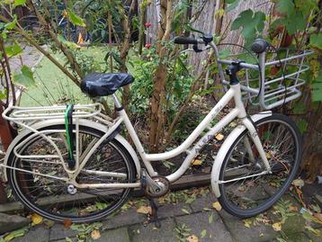 Damesfiets met vaste bak voorop 28 inch beschikbaar voor biedingen