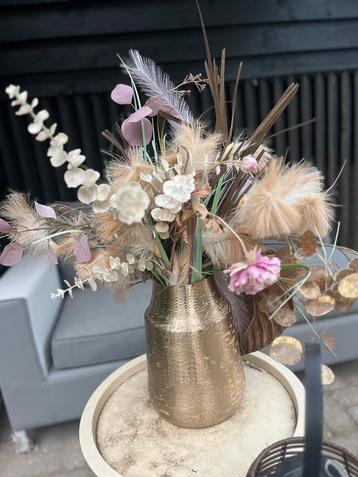 Vaas met zijdebloemen beschikbaar voor biedingen