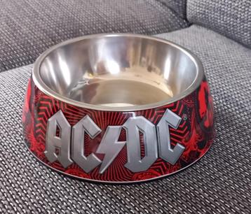 AC/DC drink of voerbak voor hond of kat beschikbaar voor biedingen
