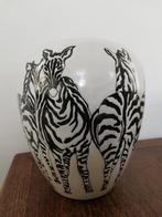 Bijzondere witte vaas zwart decor zebra's heel decoratief, Huis en Inrichting, Woonaccessoires | Vazen, Overige kleuren, Aardewerk of Porselein