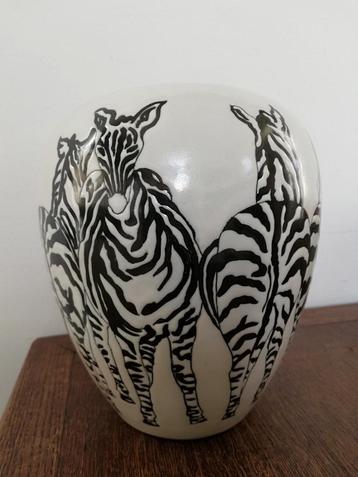 Bijzondere witte vaas zwart decor zebra's heel decoratief beschikbaar voor biedingen
