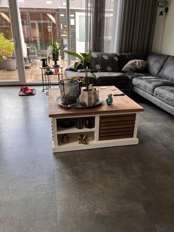 Tower Living vierkante salontafel beschikbaar voor biedingen