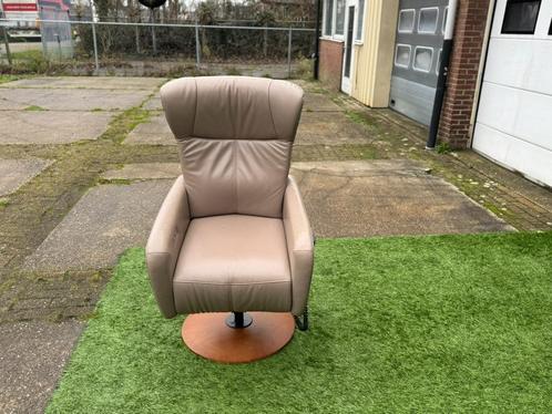 Sta-op stoel PROMINENT Sorisso fauteuil taupe leer met accu, Huis en Inrichting, Stoelen, Zo goed als nieuw, Eén, Hout, Leer, Metaal