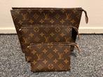 Louis vuitton trio toilet pouch, Sieraden, Tassen en Uiterlijk, Toilettassen, Ophalen of Verzenden, Zo goed als nieuw, Zwart