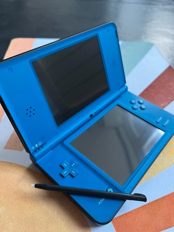 Nintendo DSi XL blauw + Toebehoren + Games, Spelcomputers en Games, Spelcomputers | Nintendo DS, Zo goed als nieuw, Dsi XL, Blauw