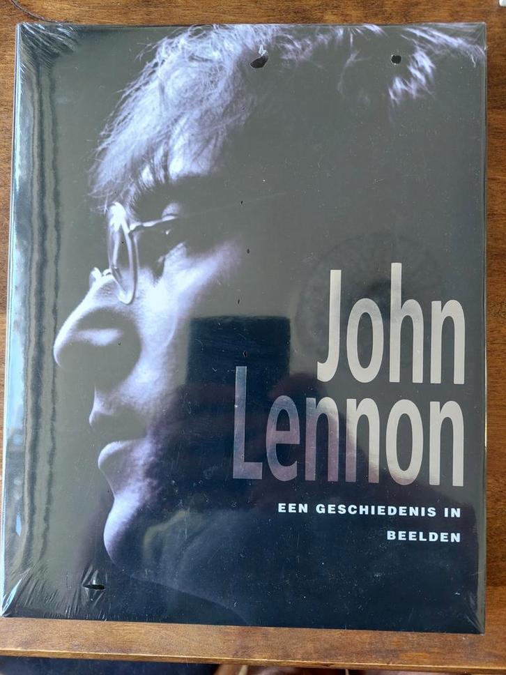 John Lennon - Een Geschiedenis in Beelden (Nieuw), Boeken, Biografieën, Nieuw, Kunst en Cultuur, Ophalen of Verzenden