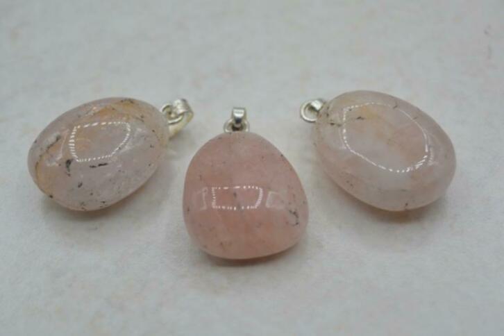 Aardbeienkwarts hangertje met zilveren hangeroogje, Verzamelen, Mineralen en Fossielen, Ophalen of Verzenden