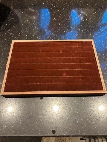 Houten ringendisplaybak (35cm x 24xm met 7 sleuven) beschikbaar voor biedingen