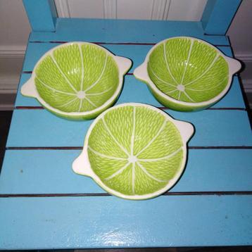 Bordjes en schaaltjes van aardewerk in limoen uitvoering beschikbaar voor biedingen