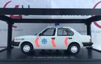 Triple 9 1:18 Volvo 340 1987 Rijkspolitie nieuw in doos, Ophalen of Verzenden, Nieuw, Auto, Overige merken