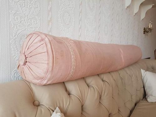 Een prachtig oud rolkussen uit Parijs in een zacht roze kleu, Antiek en Kunst, Antiek | Woonaccessoires, Ophalen of Verzenden