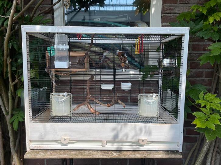 Volledig ingerichtte vogelkooi met 6,5 kg pellets, Dieren en Toebehoren, Vogels | Hokken en Kooien, Gebruikt, Vogelkooi, Metaal