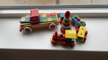 Houten speelgoed met gebruikers sporen, maar nog wel heel. beschikbaar voor biedingen