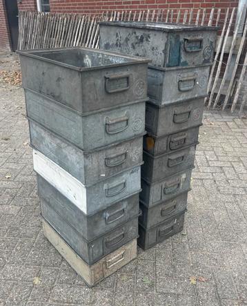 Authentieke zinken bakken van Philips, opbergbak, stapelbaar beschikbaar voor biedingen