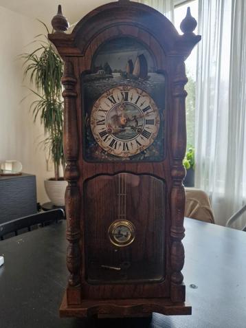 Antieke Wandklok met Maritiem Thema beschikbaar voor biedingen