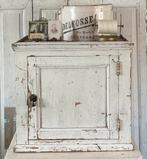 Brocante oud Frans kastje / kast sleets wit, Antiek en Kunst, Curiosa en Brocante, Ophalen