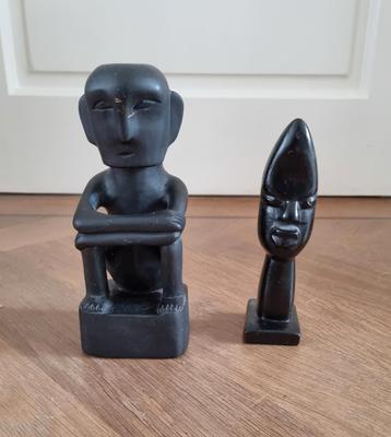 Te koop 2 zwarte houtsnijwerk beeldjes.  beschikbaar voor biedingen
