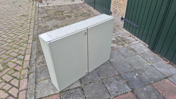 Afsluitbare stalen kast voor aan de muur, Doe-het-zelf en Verbouw, Overige Doe-het-zelf en Verbouw, Gebruikt, Ophalen