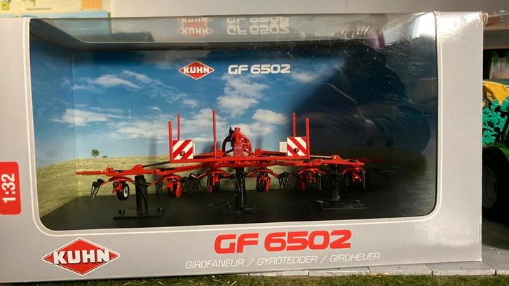 kuhn schudder UH 1:32, Hobby en Vrije tijd, Modelauto's | 1:32, Zo goed als nieuw, Tractor of Landbouw, Universal Hobbies, Ophalen of Verzenden