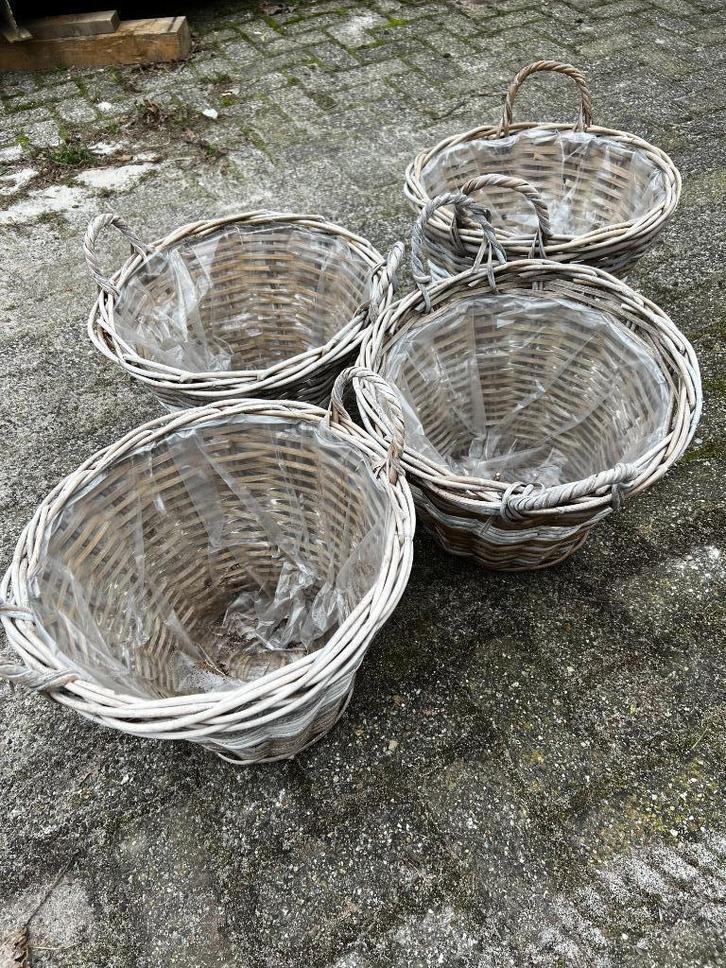 4 Wilgentenen manden., Huis en Inrichting, Woonaccessoires | Schalen en Manden, Gebruikt, Mand, Rond, Riet, Ophalen of Verzenden