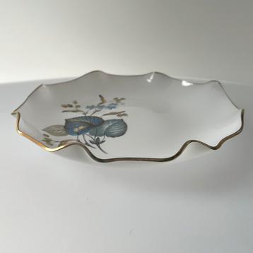 Regency opaline glazen serveerschaal met geschulpte rand beschikbaar voor biedingen
