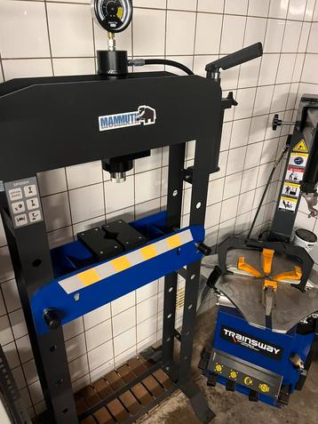 Mammuth werkplaatspers 20 ton nieuw beschikbaar voor biedingen