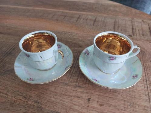 Kop en schotel bloem met gouden binnenzijde, Antiek en Kunst, Antiek | Servies los, Ophalen of Verzenden