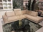 OUTLET hoekbank in beige stof 281x210cm incl hoofdsteun, Huis en Inrichting, Banken | Bankstellen, Ophalen, 250 tot 300 cm, Hoekbank