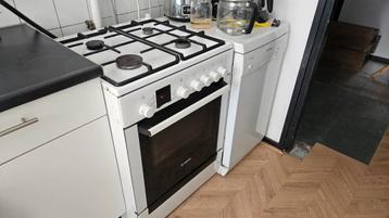 Bosch Gasfornuis met Oven. Gratis op te halen  beschikbaar voor biedingen