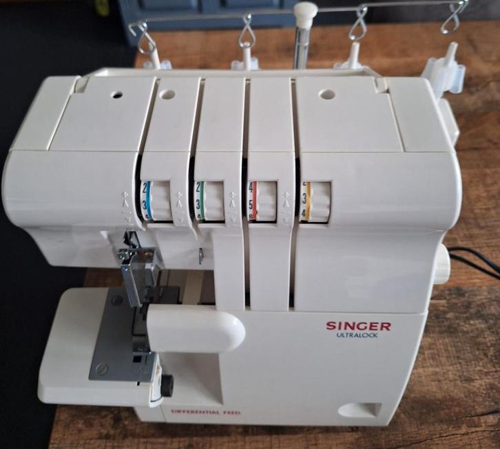 Singer Ultralock Lockmachine, Hobby en Vrije tijd, Naaimachines en Toebehoren, Zo goed als nieuw, Lockmachine, Singer, Ophalen