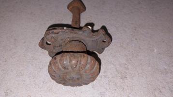 Antieke smeedijzeren kruk beschikbaar voor biedingen