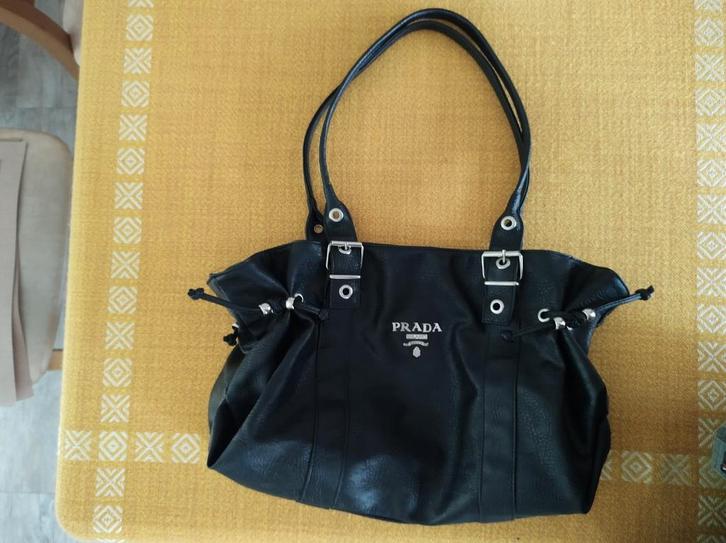 WD007 Fraaie gave zwarte leren handtas. Merk: Prada Milano, Sieraden, Tassen en Uiterlijk, Tassen | Damestassen, Zo goed als nieuw