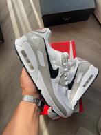 Nike Air Max 90 “Light Iron / University Red” Nieuw Maat 42, Wit, Nike, Nieuw, Ophalen of Verzenden