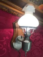 Wandlamp / olielamp antiek tin, hout, olie lamp kap wit, Huis en Inrichting, Lampen | Wandlampen, Glas, Klassiek / antiek, Verzenden