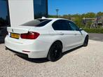 BMW 3-Serie  320i 170pk  Automaat8 2014 Wit Navi  M- Velgen, Auto's, Start-stop-systeem, Achterwielaandrijving, 74 €/maand, 4 cilinders