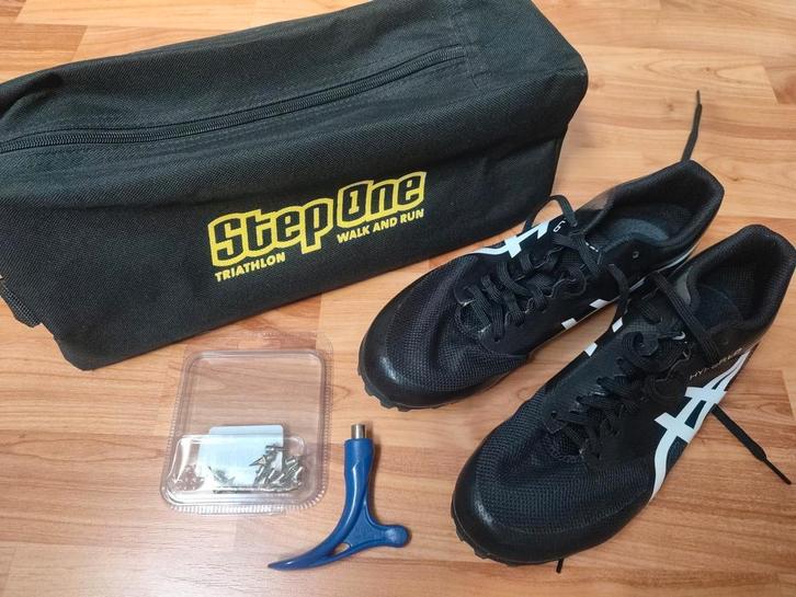 Asics spikes set, Sport en Fitness, Loopsport en Atletiek, Zo goed als nieuw, Spikes, Asics, Ophalen of Verzenden