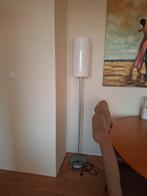 Design vloerlamp met grote kap van melkglas ZGAN, Huis en Inrichting, Lampen | Vloerlampen, Ophalen, Zo goed als nieuw