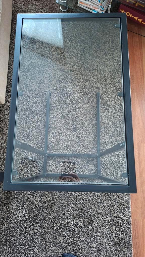 Zwart laptoptafeltje met glasplaat, Huis en Inrichting, Tafels | Bijzettafels, Gebruikt, Rechthoekig, 60 cm of meer, 55 tot 75 cm