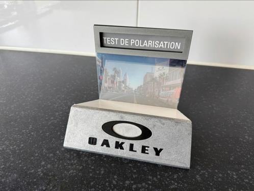 Oakley metalen polarized display voor in de vitrinekast, Sieraden, Tassen en Uiterlijk, Zonnebrillen en Brillen | Heren, Zo goed als nieuw