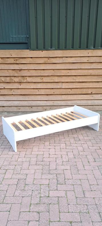 1 bed 200cm bij 90cm met lattenbodem