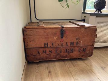 kist antiek van hout beschikbaar voor biedingen
