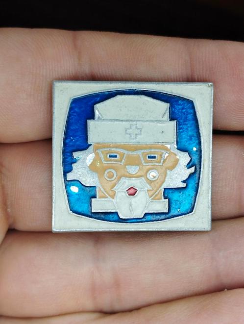USSR-insigne Dokter Aibolit, Verzamelen, Speldjes, Pins en Buttons, Zo goed als nieuw, Ophalen of Verzenden