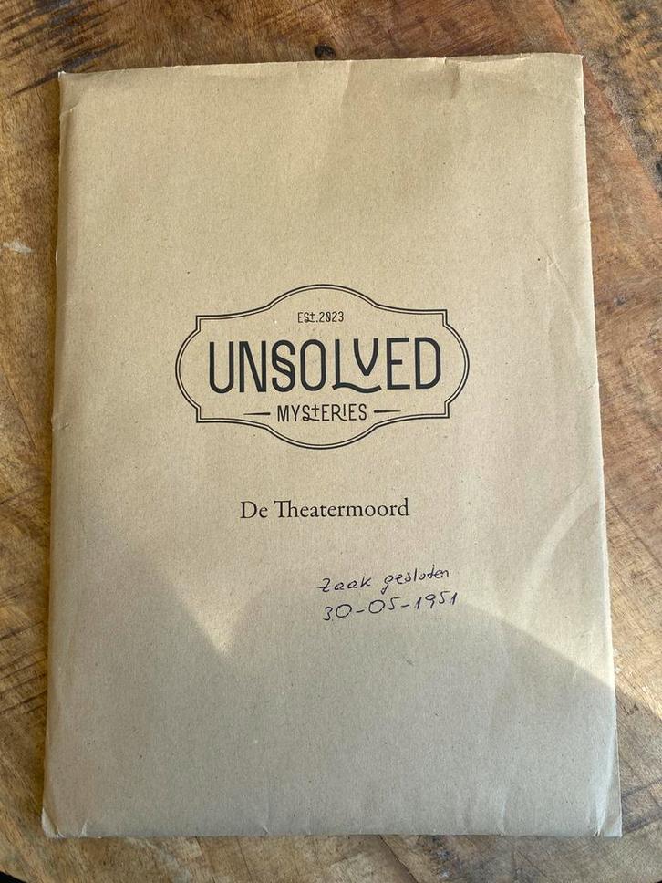 Unsolved moord mysterie spel de theatermoord, Hobby en Vrije tijd, Gezelschapsspellen | Bordspellen, Zo goed als nieuw, Vijf spelers of meer